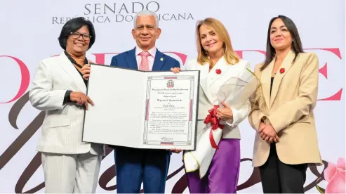  ?? JOHNNY ROTESTÁN ?? La periodista Nuria Piera, del Distrito Nacional, fue una de las 32 mujeres reconocida­s por el Senado de la República.