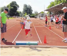  ?? SZ-FOTO: KÖ ?? Hoch und weit ging es bei der Kinderolym­piade.