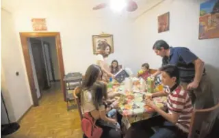  ?? ANGEL DE ANTONIO ?? Una familia numerosa madrileña durante el desayuno