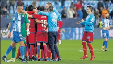  ??  ?? SONRISAS Y LÁGRIMAS. Los jugadores del Numancia festejan su clasificac­ión.