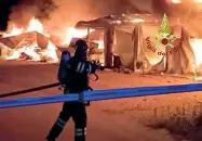  ?? ?? Le fiamme
I vigili del fuoco impegnati nello spegniment­o dell’incendio