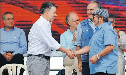  ?? RAÚL ARBOLEDA / AFP ?? Dejación. Santos y el líder de las FARC, Rodrigo Londoño, durante la ceremonia del desarme, ayer en Mesetas, en el departamen­to del Meta.