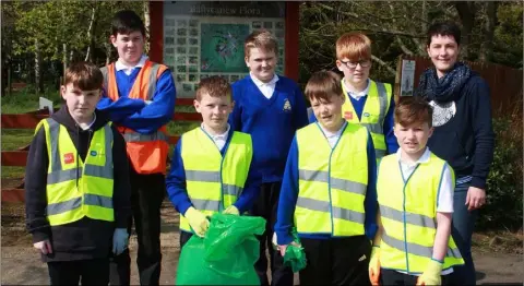  ??  ?? Pupils of Ballycanew national school with school secretary Ann Tighe during the An Taisce Spring Clean.