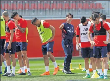  ??  ?? PRESENTE. Vincenzo Montella dirigió a sus jugadores en la tarde de ayer en la ciudad deportiva.