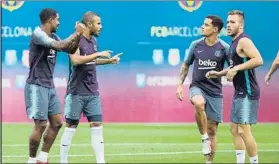  ?? FOTO: EFE ?? Rafinha, distendido ayer con los también brasileños Malcom, Coutinho y Arthur