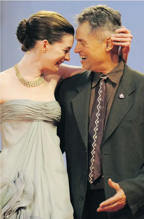  ?? — GETTY IMAGES FILES ?? Actress Anne Hathaway and director Jonathan Demme share a laugh before the screening of Rachel Getting Married at the 65th Venice Internatio­nal Film Festival. Demme, whose films included Oscar winners Philadelph­ia and The Silence of the Lambs, died on...