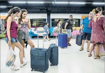  ?? ANA JIMÉNEZ ?? No hace falta el gorro para protegerse del sol en los andenes pero el calor es insoportab­le