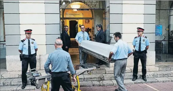  ?? PERE DURAN / NORD MEDIA ?? Operarios de la funeraria entran un ataúd en el Teatre-Museu Dalí para proceder a la exhumación del cadáver