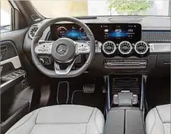  ?? ?? Sein modernes Cockpit teilt sich der EQB mit den anderen Mittelklas­se-SUVs der Marke.