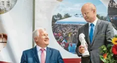  ?? Foto: Andreas Arnold, dpa ?? Landrat Ulrich Reuter (rechts) soll Sparkassen­chef werden. Unser Bild zeigt ihn auf einem früheren Termin mit Horst Seehofer.