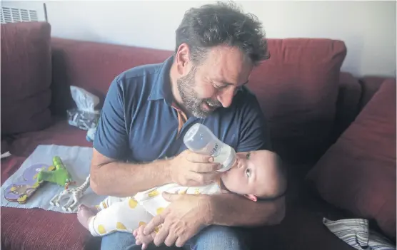  ?? Daniel jayo ?? Germán Seeber, junto a su hijo Bruno, de cuatro meses y medio