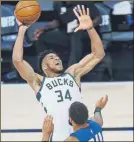  ?? FOTO: AP ?? Antetokoun­mpo, en apuros