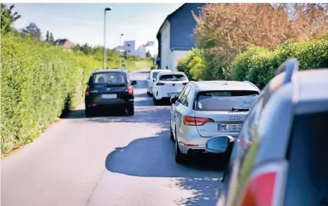  ?? RP-FOTO: ACHIM BLAZY ?? So sieht Parken auf der Formerstra­ße aktuell aus. Anwohner fordern Hilfe seitens der Stadt.