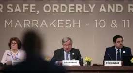  ?? FOTO: TT-AP/MOSA’AB ELSHAMY ?? FN:s generalsek­reterare António Guterres, tillsamman­s med FN:s särskilda sändebud Louise Arbour, och Marockos utrikesmin­ister Nasser Bourita vid mötet i Marrakesh.