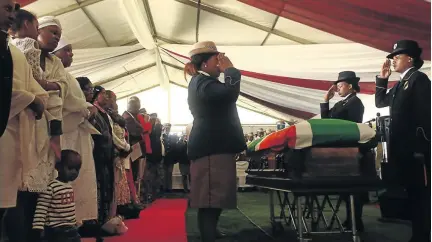  ?? /KABELO MOKOENA ?? Johannesbu­rg metro police officers give a salute at the funeral service of Winnie Mokgolo who died along the Witkoppen Road while manning a roadblock.