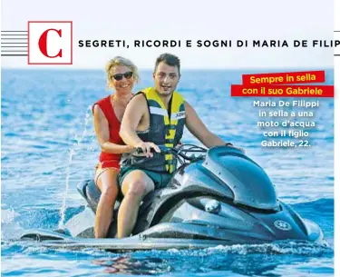  ??  ?? Sempre in sella con il suo Gabriele Maria De Filippi in sella a una moto d’acqua con il figlio Gabriele, 22.