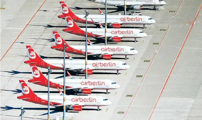  ??  ?? Derzeit fallen bei Air Berlin viele Flüge kurzfristi­g aus. Ein Grund: ungewöhnli­ch viele Krankmeldu­ngen der Piloten. In der Branche nennt man diese wilde Form des Streiks „Sick-out“.