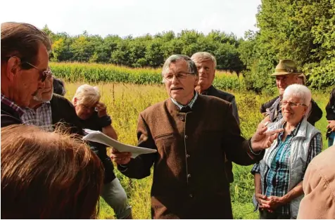  ?? Foto: Filippa Mörz ?? Ausdruckss­tark gibt Kreisheima­tpfleger Alois Sailer auf seiner historisch­en Wanderung eine Reihe von Sagen, die sich um den Thürlesber­g rankt, zum Besten. Hier waren die Römer zu Hause – und der Autor von „Tristan und Isolde“.