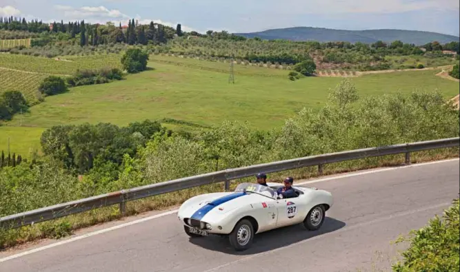  ?? Around the bends of Tuscany, forever associated with four wheels, along routes through a land that is one of a kind. ?? Lungo le curve della Toscana, da sempre vocata alle quattro ruote, attraverso gli itinerari di un territorio unico al mondo.