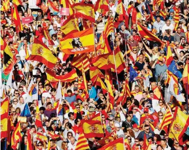  ?? Foto: AFP/Pau Barrena ?? Spanische Flaggen dominierte­n am Sonntag die Innenstadt von Barcelona – ein seltenes Bild.