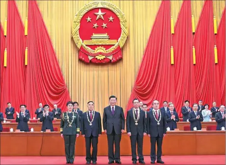  ?? XIE HUANCHI / XINHUA ?? President Xi Jinping attends the meeting to commend role models in China’s fight against COVID-19 with recipient of the Medal of the Republic Zhong Nanshan (second from right) and recipients of the national honorary title “People’s Hero”, Zhang Boli (second from left), Zhang Dingyu (right) and Chen Wei (left), at the Great Hall of the People in Beijing on Tuesday.