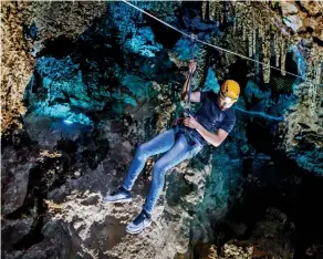  ??  ?? En la gruta se instalaron dos tirolesas, ambas suman 300 metros de longitud.