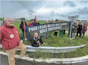  ?? | PHOTO : OUEST-FRANCE ?? Quinze collectifs, partis politiques et organisati­ons syndicales marchent de SaintMalo à Dinan, ce week-end, pour défendre l’accès aux soins.