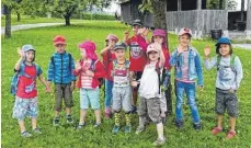  ?? FOTO: KINDERGART­EN „FÜNF LINDEN“ ?? Vergnügte Kinder vor historisch­en Gebäuden: Der Kindergart­en „Fünf Linden“erkundete das Oberschwäb­ische Museumsdor­f Kürnbach.