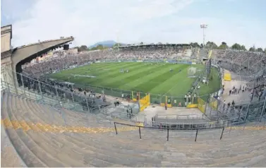  ??  ?? El estadio Atleti Azzurri del Atalanta albergará el primer partido del regreso de la Serie A.