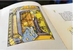  ??  ?? Isolde Dolpp hat das Märchenbuc­h aus ihrer Kindheit aufbewahrt.