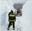  ?? Foto: Vigili del Fuoco, dpa ?? Meterhoch türmt sich der Schnee entlang der Straßen.