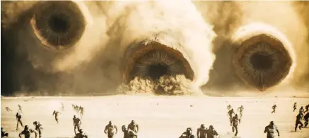  ?? ?? Τα γιγάντια «σκουλήκια» της ερήμου γίνονται υπερόπλα στη μάχη ενάντια στους εχθρούς, στο δεύτερο μέρος του «Dune» του Ντενί Βιλνέβ, που διατηρεί ατόφια την ατμοσφαιρι­κή, ψυχεδελική αισθητική της πρώτης ταινίας.