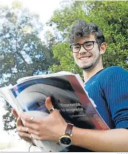  ?? M. C. I. C. ?? Fernando Viñas con un libro de Economía de la empresa.