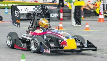  ??  ?? Das Formula-Student-Team der FH Campus Wien (li. o.) steht, nächste Woche in Spielberg, erst zum zweiten Mal am Start, die Kollegen von der TU Wien (re. o.) fahren die zweite
Saison mit E-Antrieb. Die Teams aus Graz hingegen, von der FH Joanneum (li....