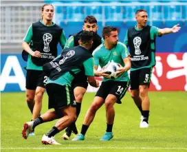  ?? FOTO ?? Juegos recreativo­s realizó la Selección de Australia, preparándo­se para el compromiso de hoy ante Dinamarca.