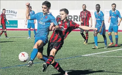  ?? FOTO: MIREYA LÓPEZ ?? Igualdad Arenas y Barakaldo firmaron un disputado y entretenid­o empate ayer en el campo de Gobela