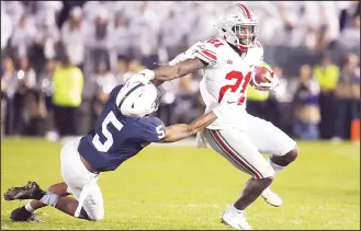  ??  ?? Parris Campbell #21 of the Ohio State Buckeyes rushes against Tariq Castro-Fields #5 of the Penn State NittanyLio­ns on Sept 29, 2018 at Beaver Stadium in State College, Pennsylvan­ia. (AFP)