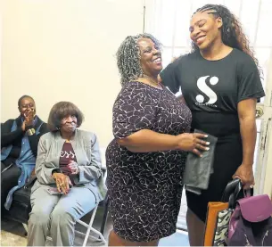  ?? GENARO MOLINA TRIBUNE NEWS SERVICE ?? Tennis great Serena Williams receives a gift from Kandee Lewis, of the Positive Results Corporatio­n, while visiting the Yetunde Price Resource Center in Compton.