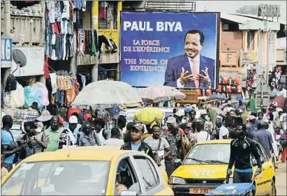  ?? SUNDAY ALAMBA / AP ?? Un cartell electoral del president Biya al mercat de Mokolo, a Yaoundé, la capital camerunesa