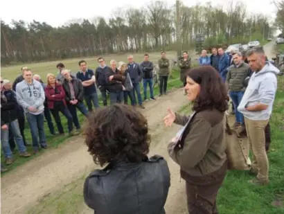  ?? FOTO JOHNNY GEURTS ?? Zo’n 40 bezorgde buurtbewon­ers trokken vrijdag naar de Schoonbeek­se bossen om hun ongenoegen kenbaar te maken bij het Agentschap van Natuur en Bos.