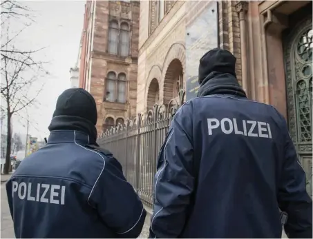  ?? Foto: dpa/Maurizio Gambarini ?? Keine Seltenheit in Deutschlan­d: Synagogen müssen von der Polizei geschützt werden.