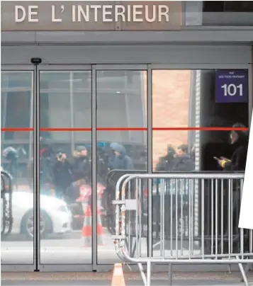  ?? ABC ?? Un policía vigila la entrada de la Policía judicial de Nanterre
