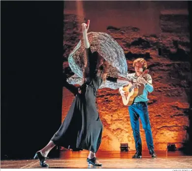  ?? CARLOS BONILLA ?? Vanesa Aibar y José Torres, protagonis­tas de ‘Áspid’, en el escenario de La Fundición.