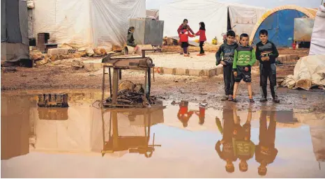  ?? FOTO: OSAMA JUMAA/IMAGO IMAGES ?? Trostloser Zufluchtso­rt: Die Camps in Nordsyrien an der Grenze zur Türkei sind überfüllt, und es herrscht Hunger.