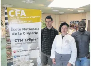  ??  ?? Thibault et Faydine seront deux des six jeunes apprentis de l’école nationale de crêperie à confection­ner crêpes et galettes au restaurant VIP du festival Armors à sons. Sous l’oeil vigilant de leur professeur Catherine Cogis.