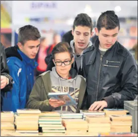  ??  ?? Mladež s neograniče­nim pristupom internetu posve izvjesno će pohrliti u knjižnice gorljivo iskajući sve barokno