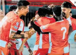  ?? ?? (1) Marcelo Canales encarriló el triunfo de los Cocoteros. (2) Los Rojos celebraron dos goles en su estadio, el Municipal Ceibeño. 2