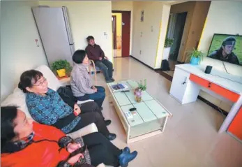  ?? PROVIDED TO CHINA DAILY ?? Residents watch a voice-controlled TV at the Puleyuan Nursing Home in Beijing.