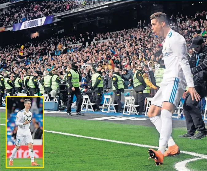  ??  ?? ESPECTACUL­AR. Otro balón para su museo de Madeira. Cristiano esperó pacienteme­nte a que se lo entregaran para llevárselo. Así celebró el cuarto.