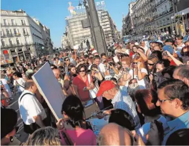  ?? ÓSCAR DEL POZO ?? ONCE AÑOS SEPARAN AMBAS FOTOGRAFÍA­S A la izquierda, Antonio López, este jueves, trabajando en la Puerta del Sol. Debajo de estas líneas, pintando el mismo cuadro en el mismo lugar en 2010, rodeado de una multitud que le obligó a abandonar